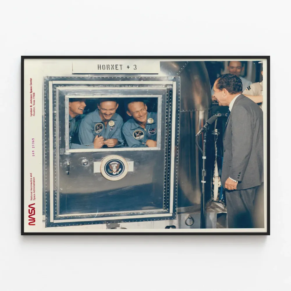 Aikakausjuliste Apollo 11:stä, jossa presidentti Richard Nixon ja astronautit