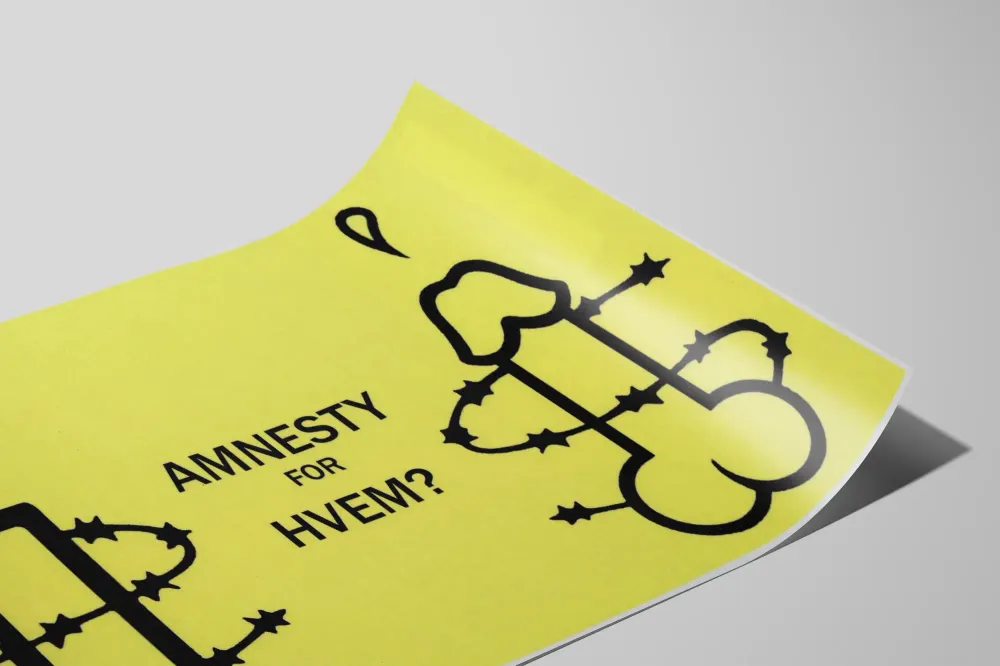 Amnesty Hvem - Sitoutunut seinäkoriste keltaisella taustalla Juliste