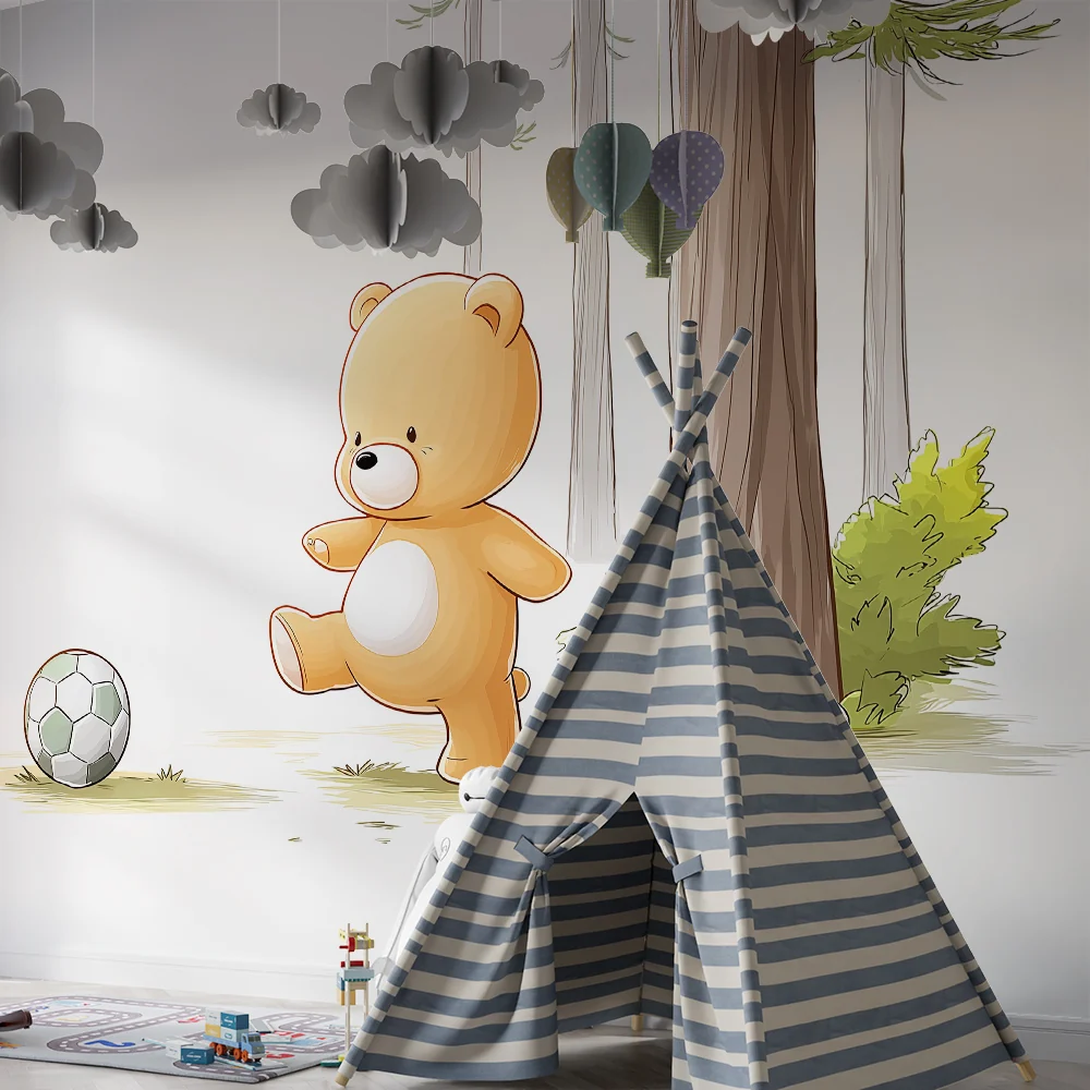Lastenhuoneen tapetti | Jalkapalloa pelaava nalle metsässä