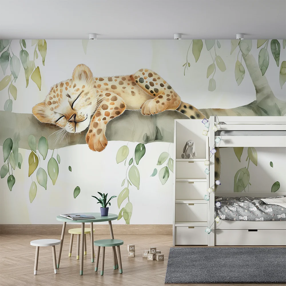 Lastenhuoneen tapetti | Nukkuva leopardivauva oksalla herkän lehtien kanssa