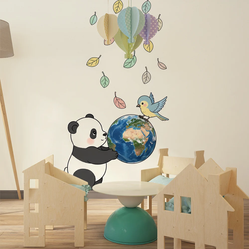 Lastenhuoneen tapetti | Söpö panda pitämässä maapalloa värikkään linnun kanssa