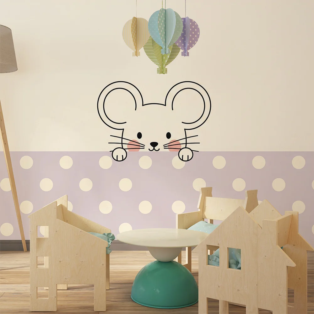 Lastenhuoneen tapetti | Pieni ilkikurinen hiiri pilkkutaustalla