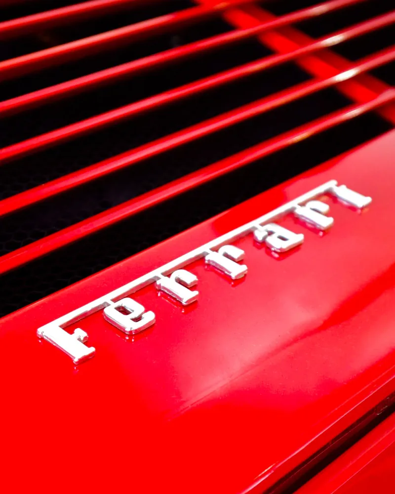 Ferrari-juliste, logon lähikuva Posterscape Creative Studio