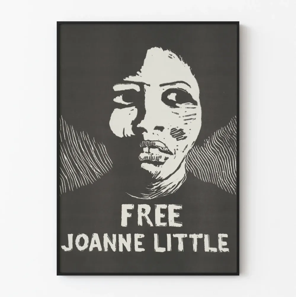 Seinäkoristejuliste Free Joanne Little mustavalkoinen