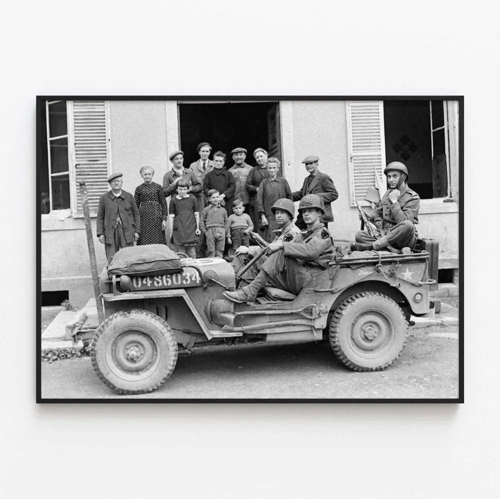 Sotilasjeep sotilaiden ja siviilien kanssa - Normandian maihinnousu