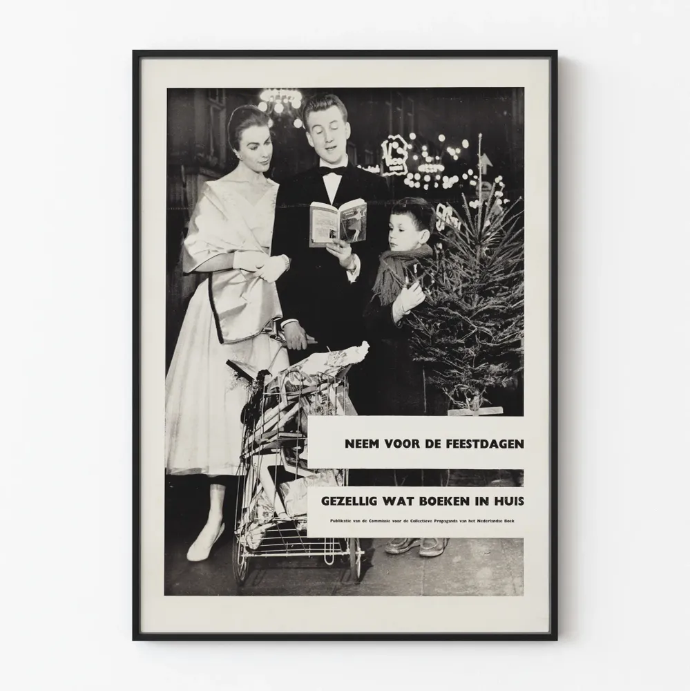Vintagejoulujuliste perheen kanssa kirjojen ja joulukuusen kanssa